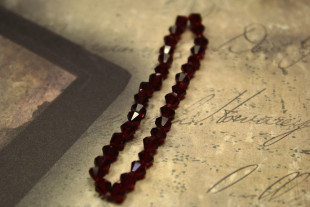 Бусины стеклянные граненые 34 шт на нити №08 красный